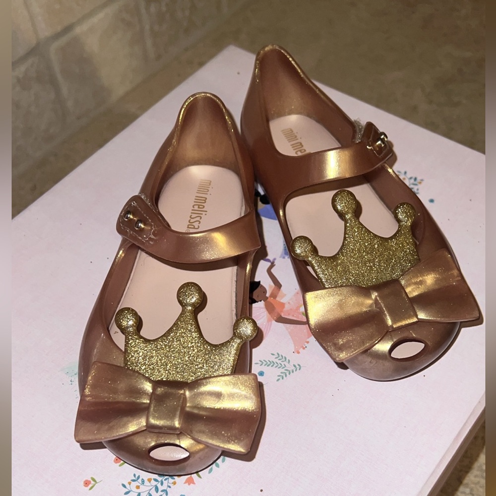 Mini Melissa Sweet Mary Jane princess bow 
Flat gently used size 9 us EUR 25/26